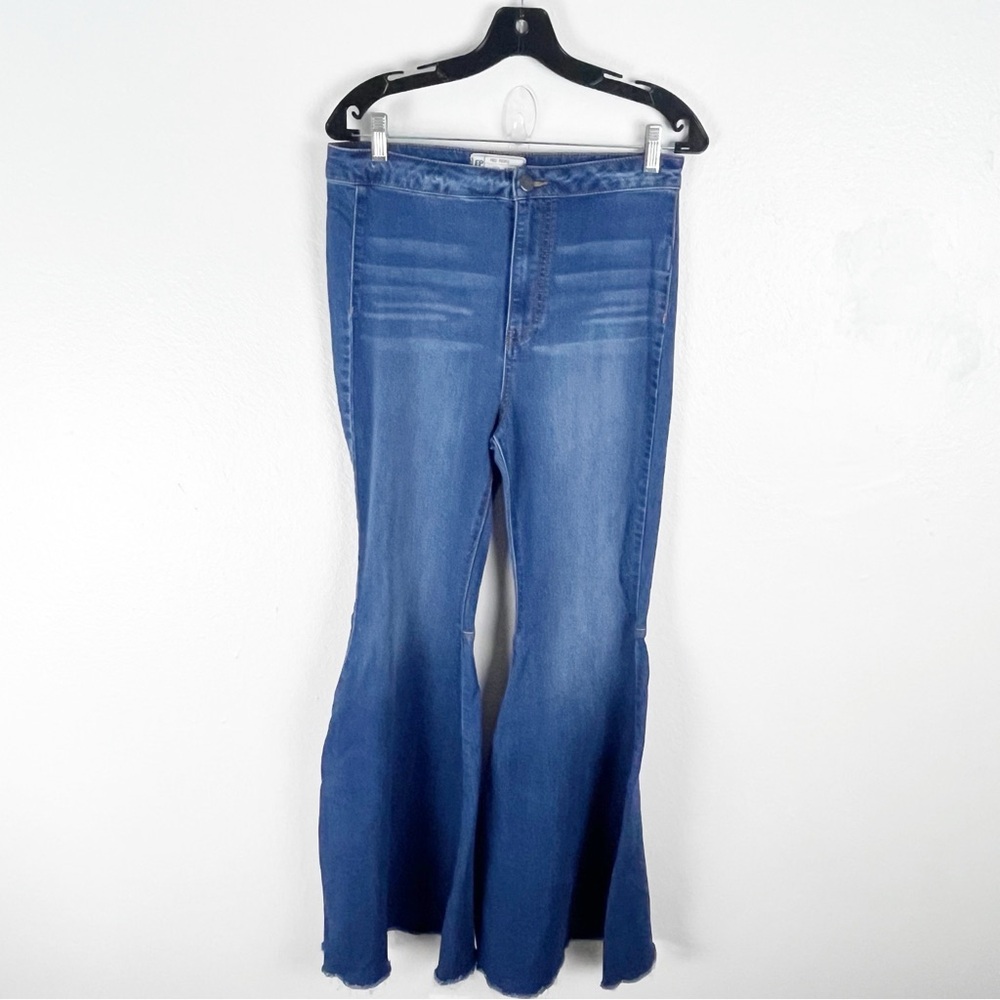 FREE PEOPLE Just Float On Blue Wash Wide Leg Bell Bottom Fray Hem Jeans Size 30